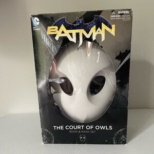 Batman The Court of Owls Book and Mask Set